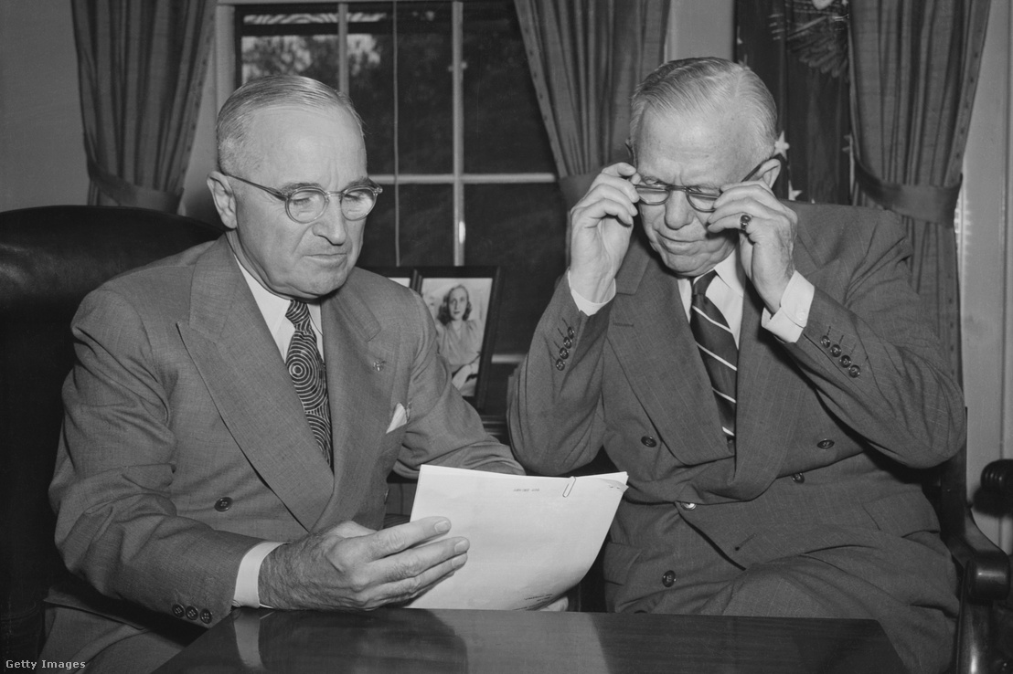 George C. Marshall védelmi miniszter (b) és Harry S. Truman elnök (j) 1951-ben