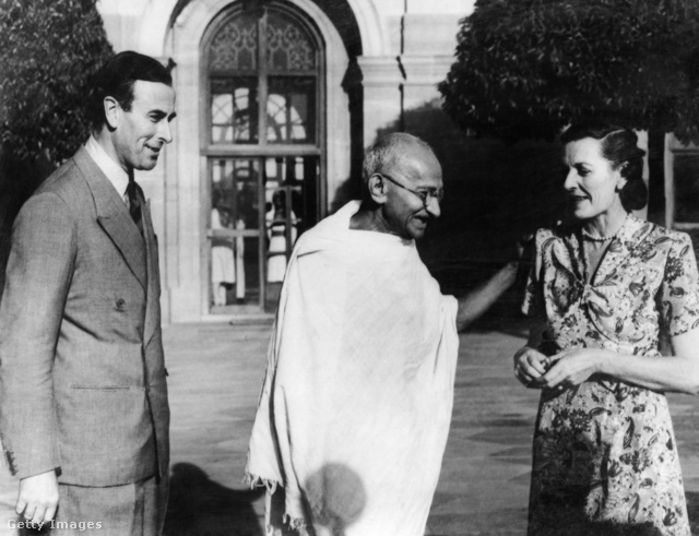 Lord Mountbatten és felesége Mahátma Gandhi társaságában 1947-ben