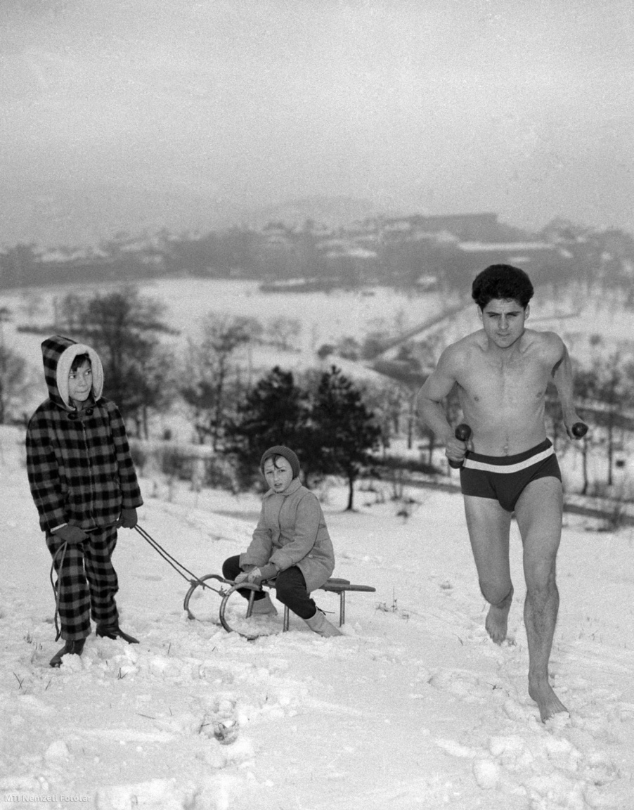 Budapest, 1965. november 22. Schirilla György, a Vasas Sport Club hosszútávfutója fürdőnadrágban futva edz a havas Gellért-hegyen, hogy a közeljövőben meg tudja javítani 84,5 kilométeres téli maratoni rekordját, és a 100 kilométeres távon induljon el. Minden reggel 7, este pedig 25 kilométert fut, hetenként három alkalommal mezítláb, fürdőnadrágban teszi mindezt, utána megfürdik a Duna folyóban. A sportoló 12 éves kora óta vegetáriánus, és 1957-től évente legalább egyszer átússza telente a jeges Dunát