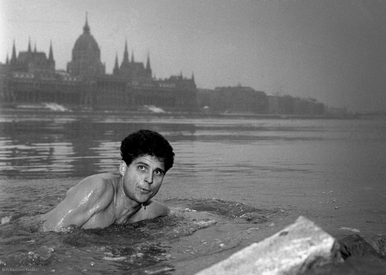 Budapest, 1965. november 22. Schirilla György, a Vasas Sport Club hosszútávfutója futóedzés után megmártózik a jeges Duna folyóban, hogy a közeljövőben meg tudja javítani 84,5 kilométeres téli maratoni rekordját, és a 100 kilométeres távon induljon el. Minden reggel 7, este pedig 25 kilométert fut, hetenként három alkalommal mezítláb, fürdőnadrágban teszi mindezt, utána megfürdik a Duna folyóban. A sportoló 12 éves kora óta vegetáriánus, és 1957-től évente legalább egyszer átússza telente a jeges Dunát