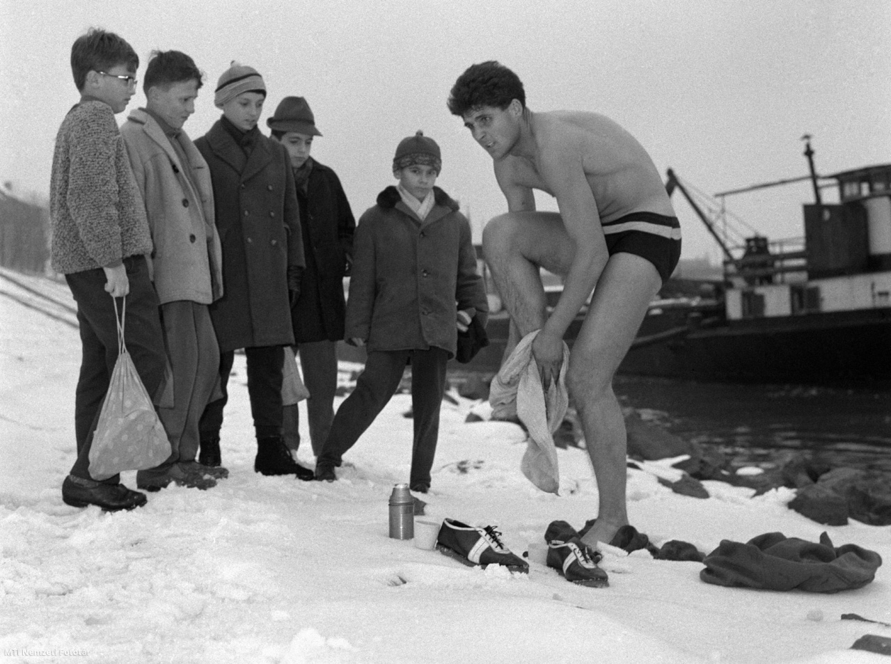 Budapest, 1965. november 22. Kíváncsi gyerekek nézik, amint Schirilla György, a Vasas Sport Club hosszútávfutója a jeges Duna folyóban történt fürdés után megtörölközik a parton. A sportoló a közeljövőben meg szeretné javítani 84,5 kilométeres téli maratoni rekordját, és a 100 kilométeres távon indul el. Minden reggel 7, este pedig 25 kilométert fut, hetenként három alkalommal mezítláb, fürdőnadrágban teszi mindezt, utána megfürdik a Duna folyóban. A férfi 12 éves kora óta vegetáriánus, és 1957-től évente legalább egyszer átússza telente a jeges Dunát