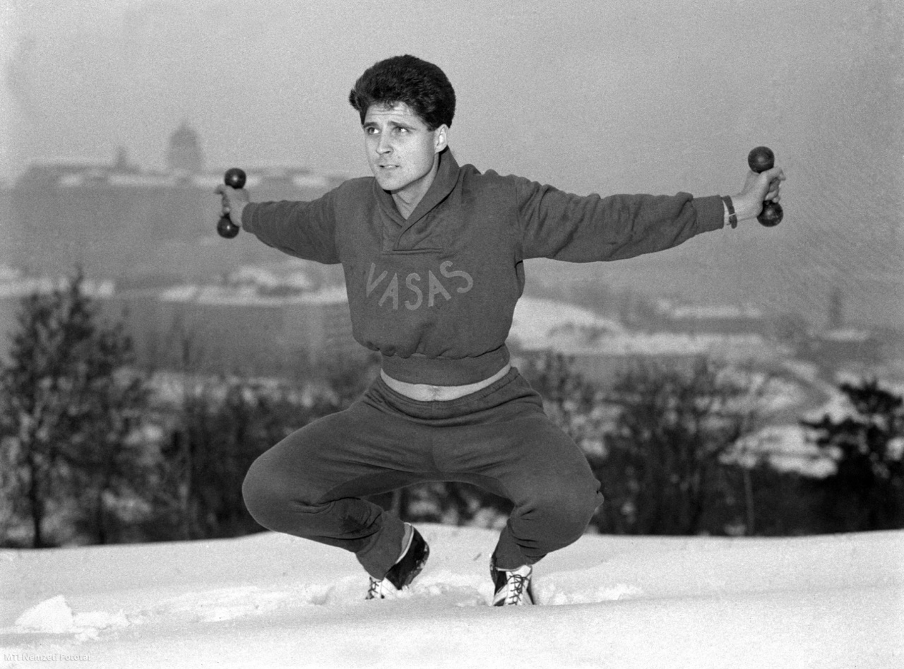 Budapest, 1965. november 22. Schirilla György, a Vasas Sport Club hosszútávfutója súlyzókkal edz a havas Gellért-hegyen, hogy a közeljövőben meg tudja javítani 84,5 kilométeres téli maratoni rekordját, és a 100 kilométeres távon induljon el. Minden  reggel 7, este pedig 25 kilométert fut, hetenként három alkalommal mezítláb, fürdőnadrágban teszi mindezt, utána megfürdik a Duna folyóban. A sportoló 12 éves kora óta vegetáriánus, és 1957-től évente legalább egyszer átússza telente a jeges Dunát. A háttérben a budai várpalota
