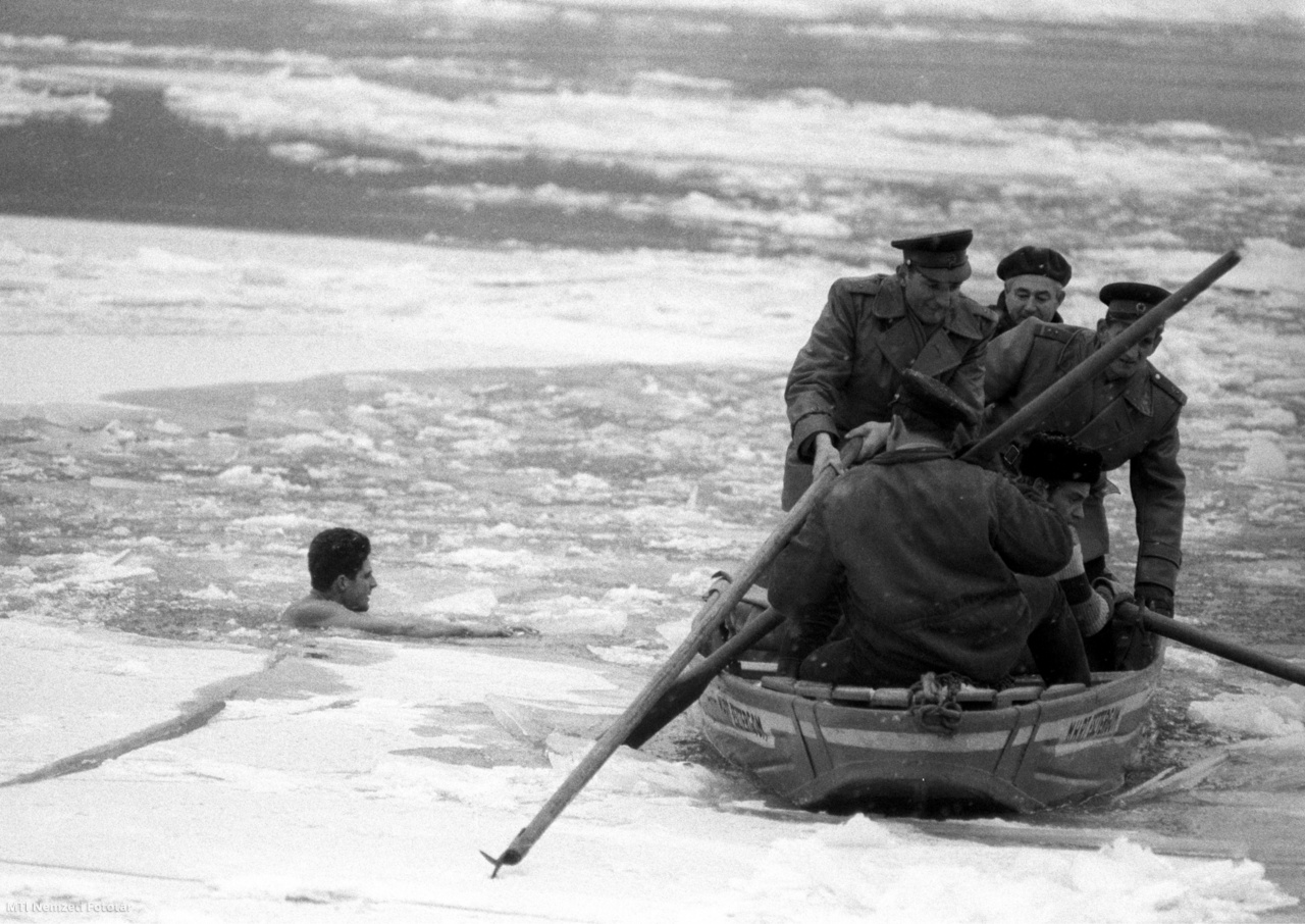 Budapest, 1970. január 10.  Schirilla György, a Vasas hosszútávfutója hagyományos Duna-átúszása a jeges vízben, előtte csónakban ülő vízi rendőrök törik a zajló jeget