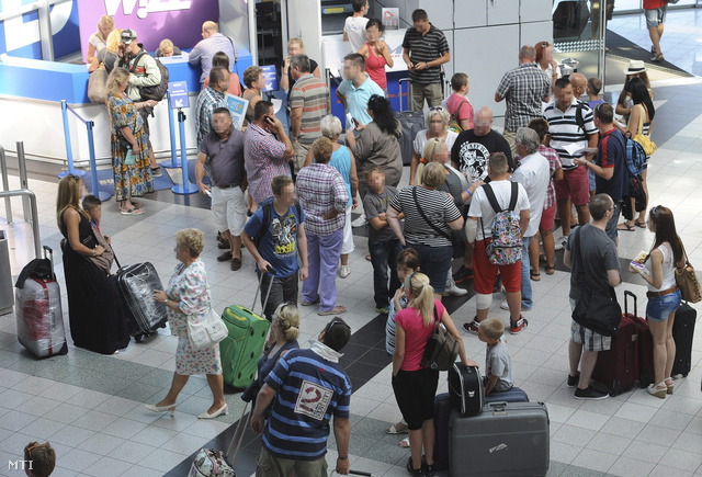 A csődbe ment Best Reisen Utazási Iroda Kft. utasai a budapesti Liszt Ferenc-repülőtér 2B terminálján