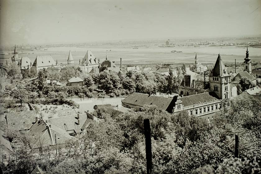 Budafoki látkép, előtérben a Czuba-Durozier-kastéllyal. Balra a Törley- és a Sacelláry-kastély.