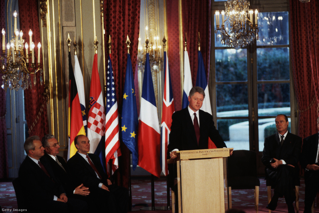 Bill Clinton a daytoni békeszerződés aláírási ceremóniáján az Élysée-palotában 1995. december 14-én