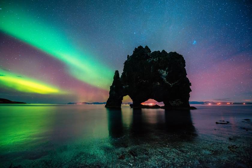 Izland híres bazaltos sziklaformációja, a Hvitserkur káprázatos a lila, kék, zöld és sárga különféle árnyalataiban.