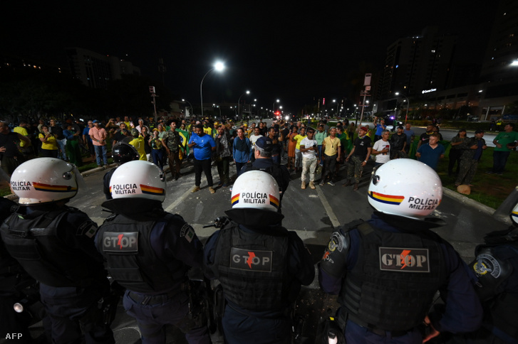 Jair Bolsonaro elnök hívei szembeszállnak a rendőrséggel Brazíliavárosban 2022. december 12-én