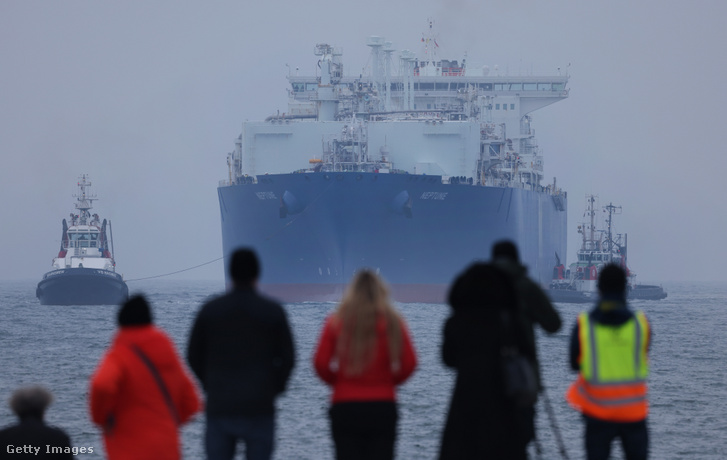 A Neptun nevű, cseppfolyósított gázt szállító hajó érkezik Németországba 2022. november 23-án