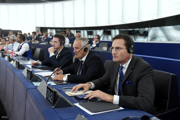 Gyöngyösi Márton jobbikos képviselő (j) az Európai Parlament (EP) plenáris ülésén Strasbourgban 2019. július 16-án