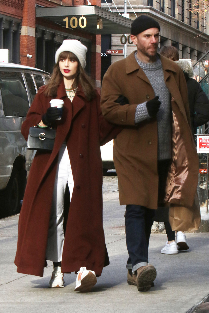 Lily Collins a minap férje társaságában sétálgatott New Yorkban