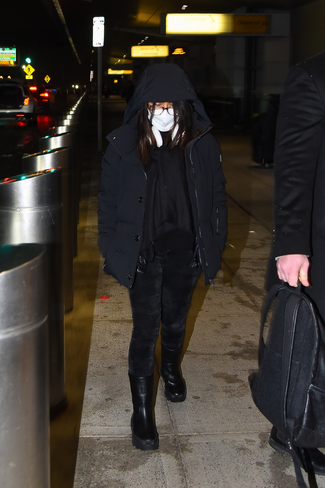 Salma Hayek-et akkor kapták lencsevégre, amikor megérkezett a New York-i repülőtérre
