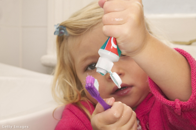 Ha ott nyomod meg a fogkrémes tubust, ahol épp eszedbe jut, a pszichológia szerint gyermeki kíváncsiság jellemez