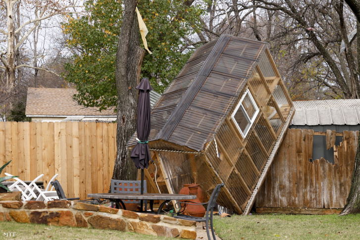 Melegház egy kert kerítésén a Texas állambeli Grapevine-ban 2022. december 13-án, miután tornádó söpört végig a térségen