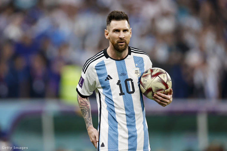 Lionel Messi barátkozik a labdával, amelyet a vb-döntőn is használni fognak. (Fotó: Anp / Getty Images Hungary)