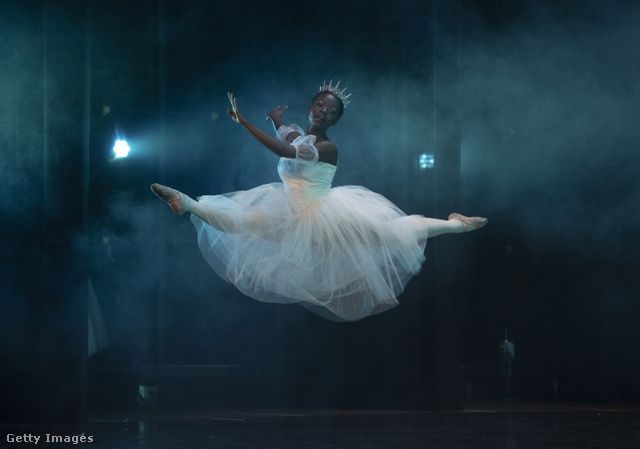 Egy A diótörő-feldolgozást táncol egy dél-afrikai balerina, nem kevés gyakorlás és felkészülés után