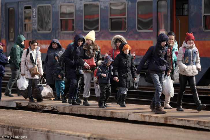 Ukrajnából érkező menekültek a záhonyi vasútállomáson 2022. március 7-én