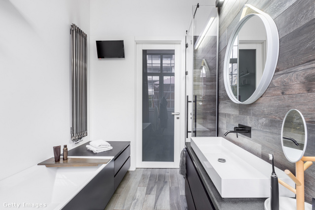 A világos, fényes felületű csempék hatására tágasabbnak hat a fürdőszoba