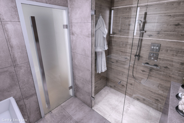 A zuhanyzó üvegpaneles leválasztása mutatós és praktikus is