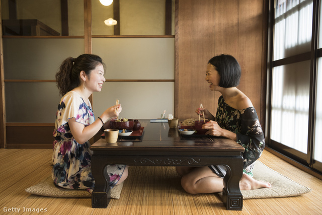 Az alacsony lábú japán asztalkán enni nem olyan kényelmes, mint ha csak a földön ülve, nélküle ennének