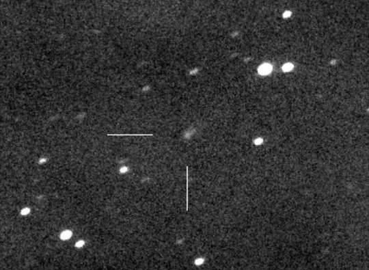 Bruce Gary augusztus 12-ei 23x20 másodperces felvételén szépen látszik az üstökös porcsóvája és közepesen kondenzált kómája.