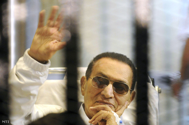 Április 13-án a kairói fellebbviteli bíróságon készített kép Hoszni Mubarak volt egyiptomi elnökről
