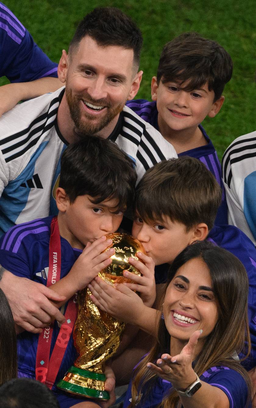 Antonela, Thiago, Mateo és Ciro le sem tagadhatták volna, mennyire örültek Lionel Messi sikerének.