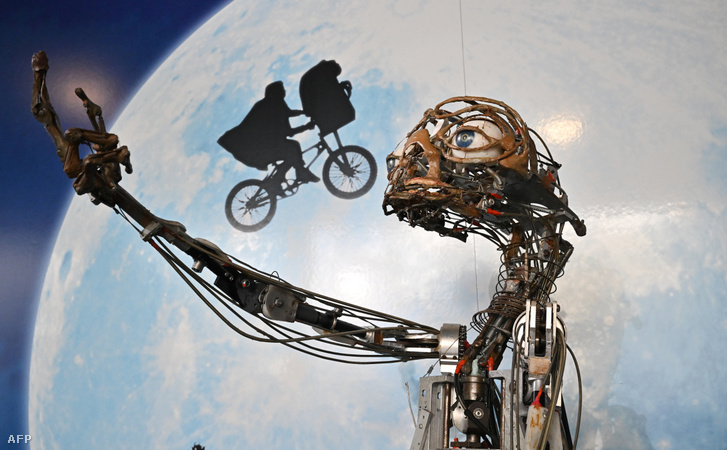 Az eredeti első mechatronikus E. T.-karakter Steven Spielberg 1982-es E. T., a földönkívüli című filmjéből a Julien’s aukciósház kiállításán 2022. december 12-én