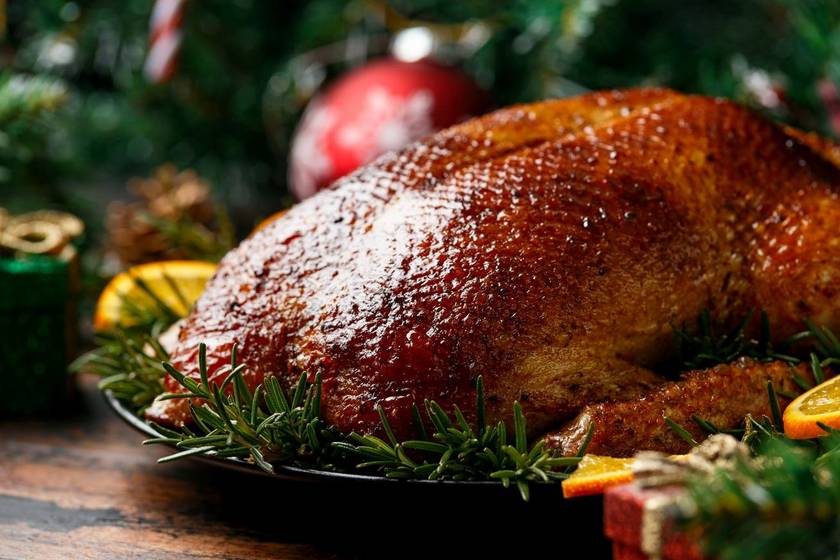 Az omlós és gyönyörű, egészben sült karácsonyi kacsa kétnapos pácolást igényel, valódi munka azonban alig van vele.