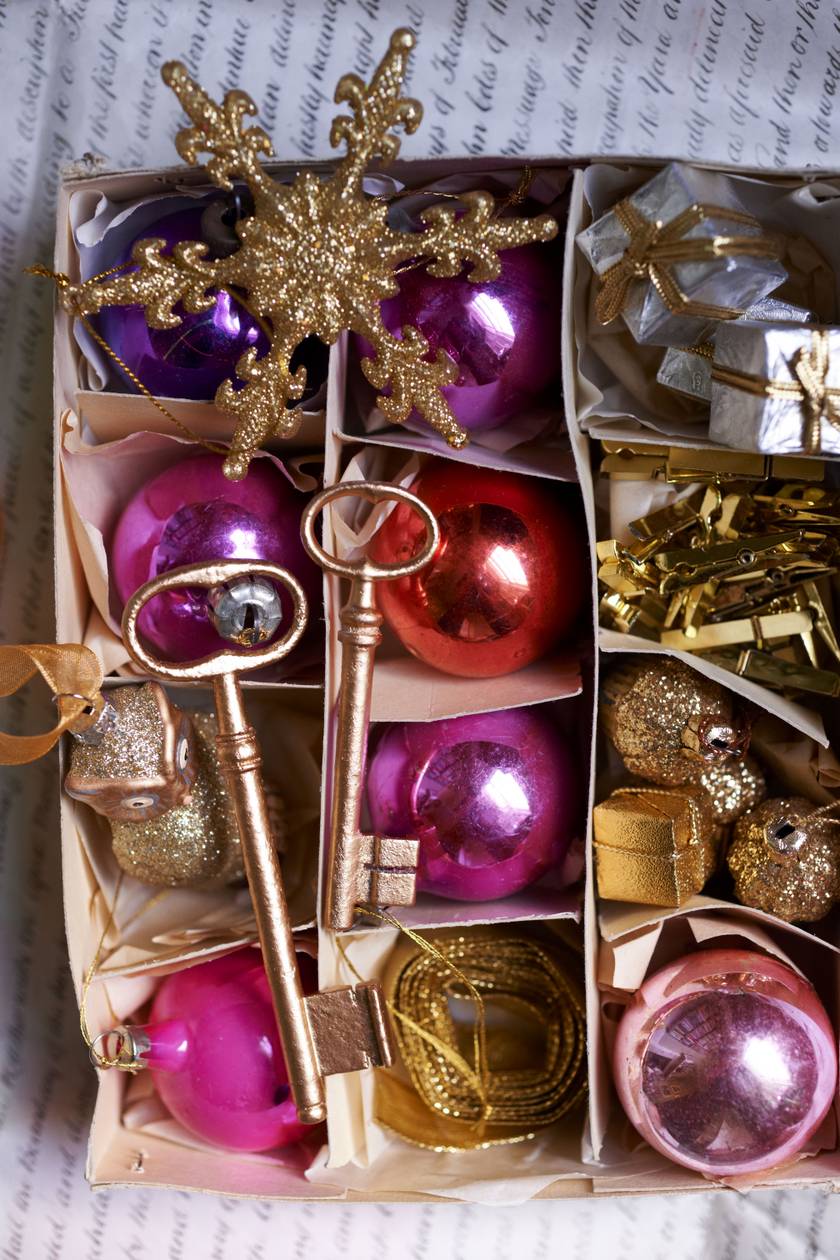 living4media 13572701 HiRes Christmas decoration storage
