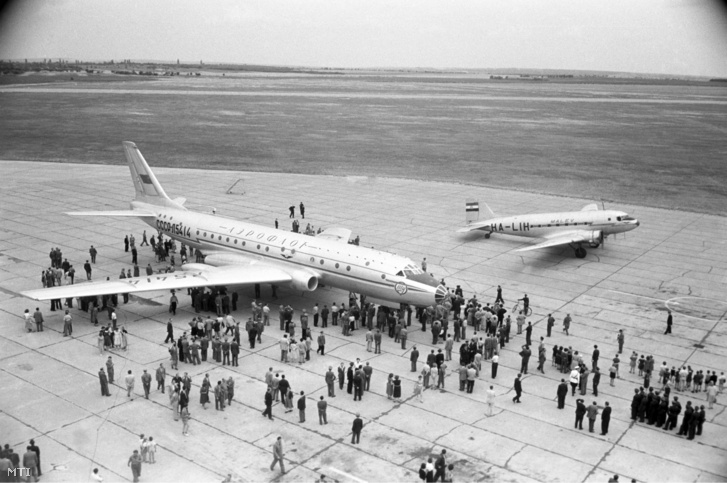 A közönség nagy érdeklődéssel szemléli az Aeroflot TU–104-es szovjet lökhajtásos utasszállító repülőgépét a Ferihegyi repülőtéren 1956. július 19-én