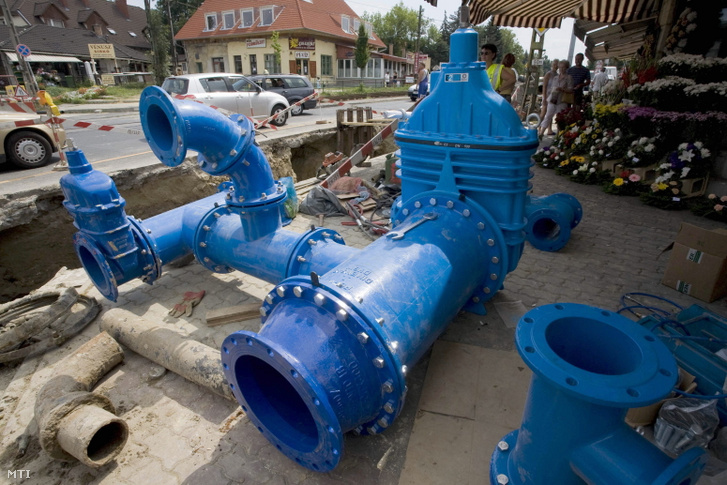 Új vízvezetékek beépítése Budapesten 2008. augusztus 8-án