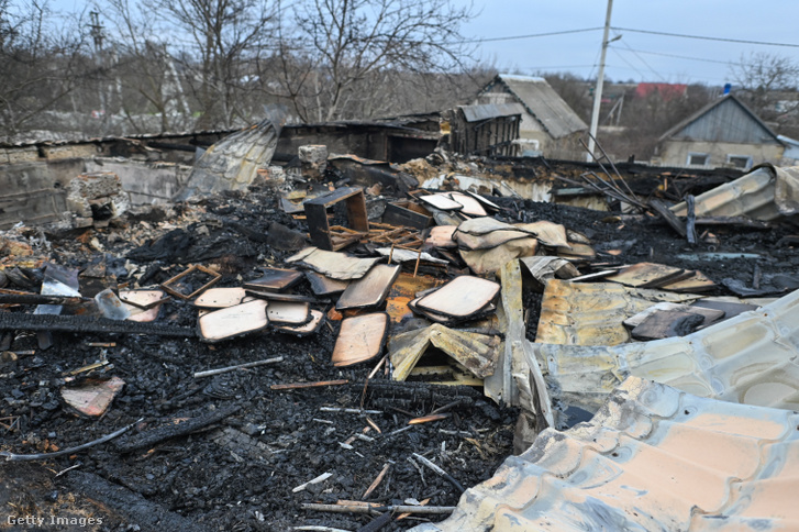 Egy korábbi orosz rakétatámadás során elpusztított ház Herszonban 2022. december 18-án