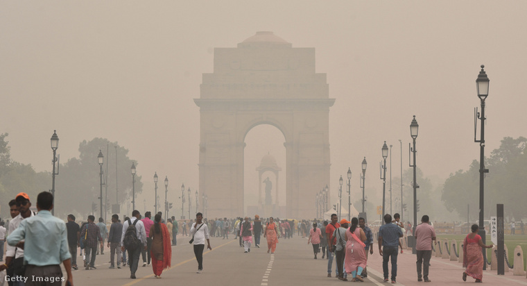 Delhiben rendszeresen ködszerű képet fest az erős légszennyezettség. (Fotó: Hindustan Times / Getty Images Hungary)