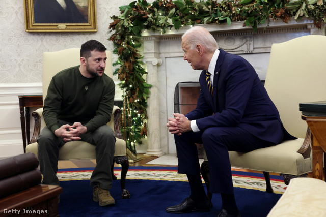 Amerikában. Biden elnök előtt is zöld pulóverét viselte Volodimir Zelenszkij