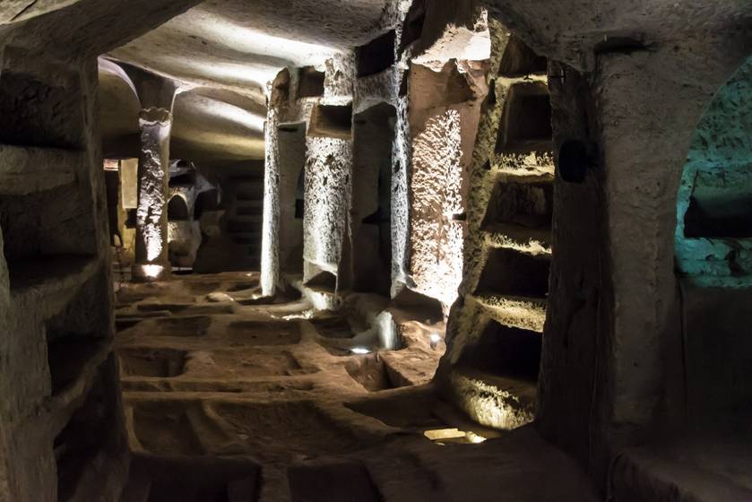 A katakomba hátborzongató hely, de a legkedveltebb nápolyi látványosságok egyike is. Sejtelmességét látványos fényekkel fokozzák.