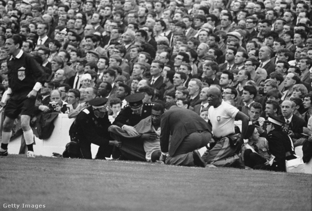 Az 1966-os világbajnokságon leginkább így, ápolás közben láthatták Pelét, az ellenfelek ugyanis igyekztek lerúgni a legveszélyesebb brazilt