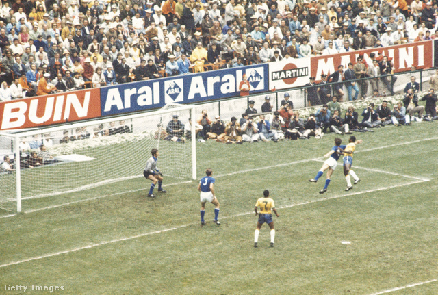 Pelé épp befejeli az olaszok ellen megnyert döntő első gólját