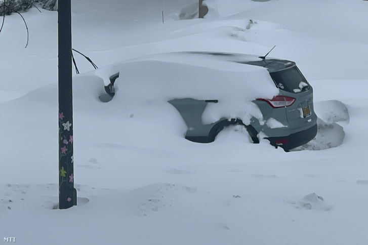 Hóval borított autó a New York állambeli Buffalóban