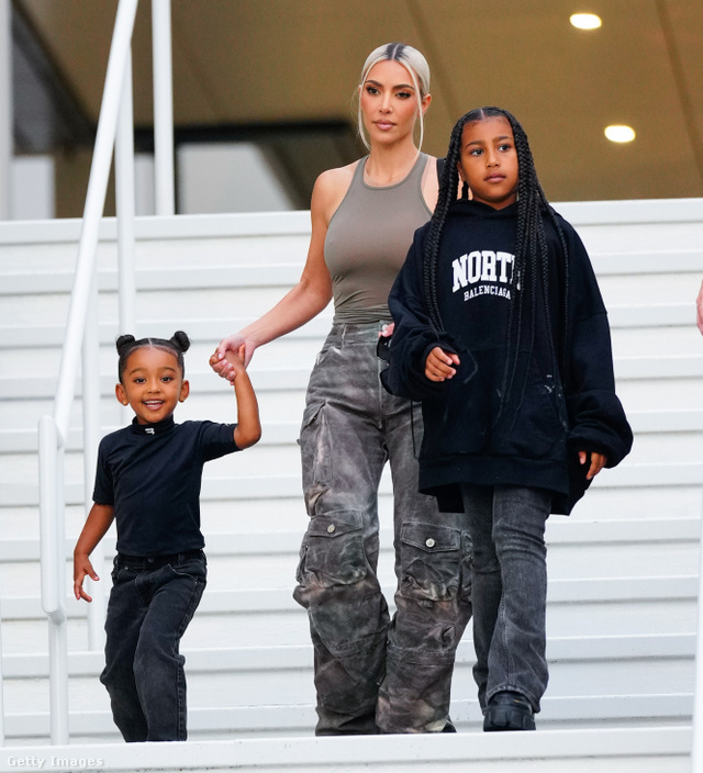 Kim Kardashian anyaként is mérlegelte, mit tudjanak gyermekei édesapjuk tetteiről, és mit ne