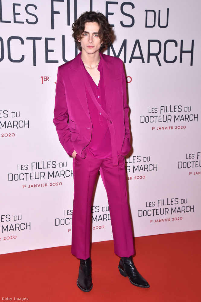PárizsA Kisasszonyok című romantikus dráma párizsi bemutatóján Chalamet málnaszínű ingjét, zakóját és nadrágját Stella McCartney álmodta meg az egyik férfiaknak szánt kollekciójában.