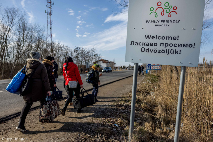 Ukrajnából érkező menekültek Beregsuránynál 2022. február 25-én