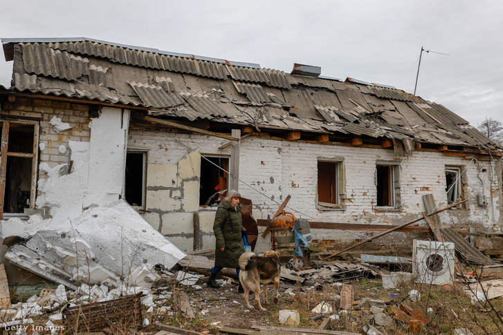 Megrongált ház egy orosz rakétatámadás következtében Kijevben 2022. december 29-én