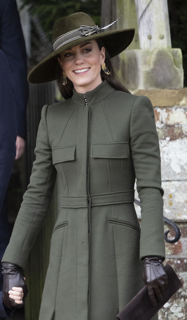 A hercegné egy olívazöld, Alexander McQueen kabátot viselt, melyhez széles karimájú kalapot és barna bőrkesztyűt választott, a lábbelije pedig az olasz tervező, Gianvito Rossi egyik csizmája volt