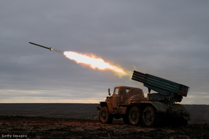 Az ukrán fegyveres erők katonái lőnek rakétákat Donyeckben 2022. december 30-án