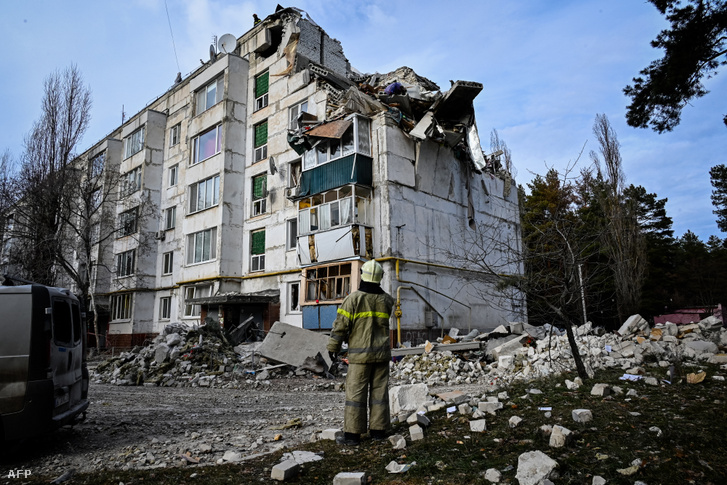 Egy lerombolt épület Harkivban 2022. december 2-án