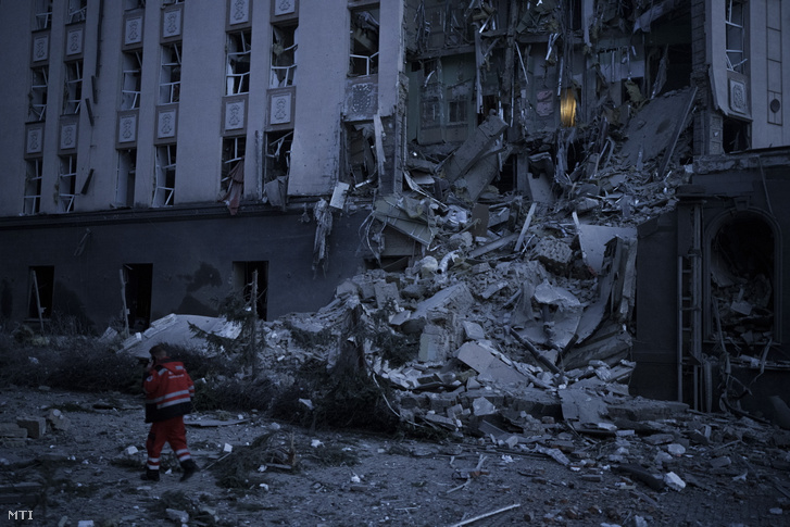 Orosz tüzérségi támadásban megrongálódott épület romjai Kijevben 2022. december 31-én