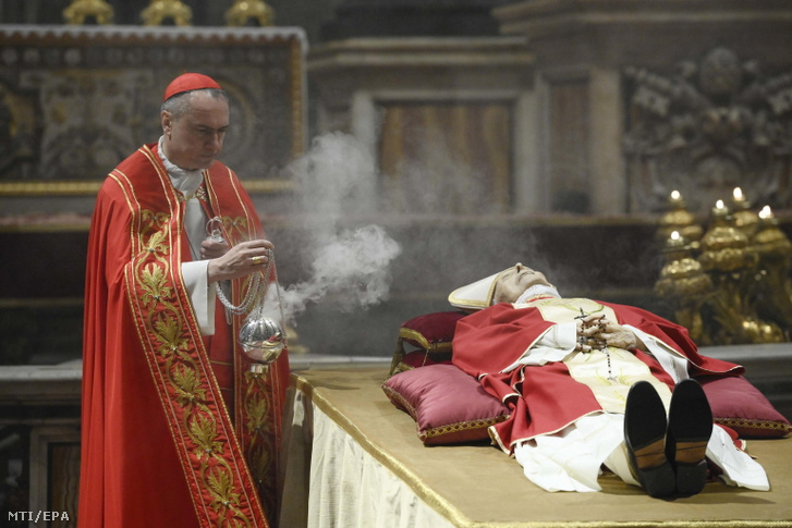 XVI. Benedek nyugalmazott pápa a vatikáni Szent Péter-bazilikában felállított ravatalon 2023. január 2-án