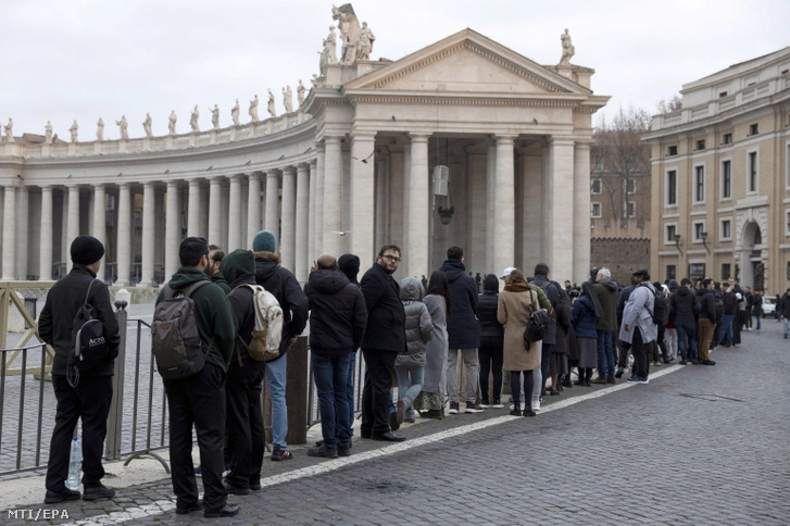 Hívők állnak sorban, hogy leróják kegyeletüket XVI. Benedek nyugalmazott pápa ravatala előtt a vatikáni Szent Péter-bazilikában 2023. január 2-án