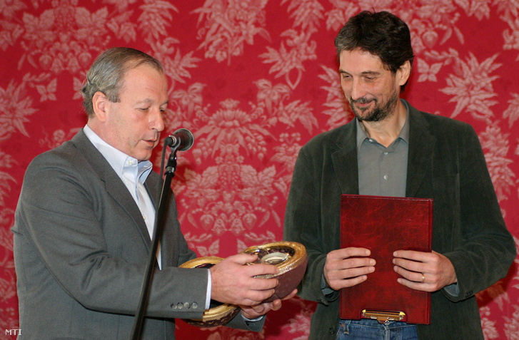 Vámos Miklós író átadja a Gemini-díjat Morcsányi Gézának 2004. november 29-én